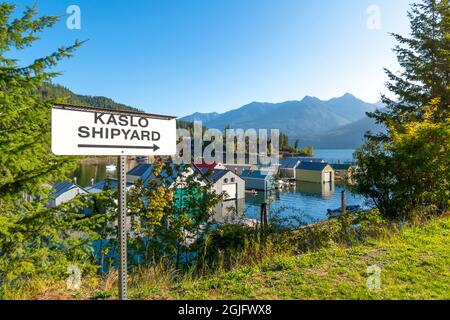 Ein Schild zeigt an einem Sommermorgen auf dem Kootenay Lake in der Nähe des Yachthafens und der Bootshäuser im Dorf Kaslo, BC, Kanada, in Richtung Kaslo Shipyard Stockfoto