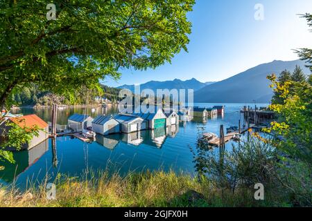 Morgensonne auf den Werften, dem Yachthafen und dem Dock am Kootenay Lake in Kaslo Bay, im ländlichen kleinen Dorf Kaslo, British Columbia, Kanada. Stockfoto