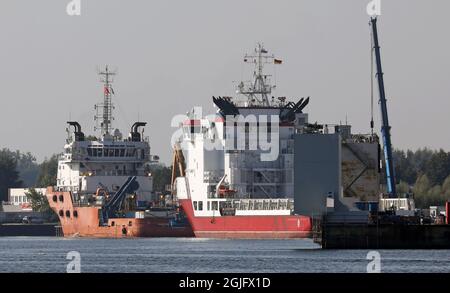 Rostock, Deutschland. September 2021. Die beiden russischen Offshore-Spezialschiffe „Baltiyskiy Issledovatel“ (l-r) und „Ostap Sheremeta“, die für den Bau der Ostsee-Pipeline „Nord Stream 2“ eingesetzt werden, werden im Maritime Industrial Park neben der Neptun Shipyard umgeschlagen. Quelle: Bernd Wüstneck/dpa-Zentralbild/ZB/dpa/Alamy Live News Stockfoto