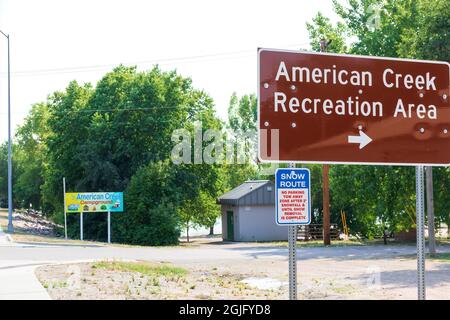 Chamberlain, SD, USA-24. AUGUST 2021: Eingang zum Campingplatz American Creek am Missouri River in Chamberlain. Schilder und Einfahrt driv Stockfoto