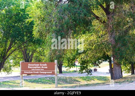 Chamberlain, SD, USA-24. AUGUST 2021: Eingang zum Campingplatz American Creek am Missouri River in Chamberlain. Schilder und Eingang. Stockfoto