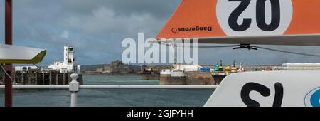 ST HELIER, JERSEY, CHANNEL ISLANDS - 06. AUGUST 2021: Jersey Harbour und Elizabeth Castle durch Boote des Jersey Rowing Club im Panoramafilm Stockfoto