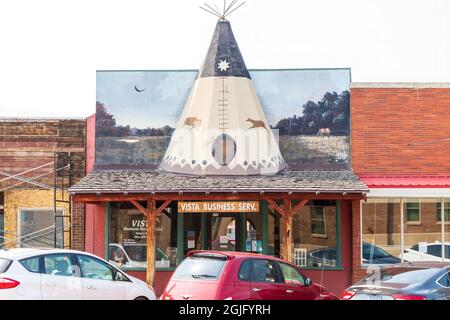 Chamberlain, SD, USA-24 AUGUST 2021: Einzigartige Schaufensterfront mit angedeutetem Tipi auf dem Dach der Fassade, in der Vista Business Services untergebracht sind. Stockfoto