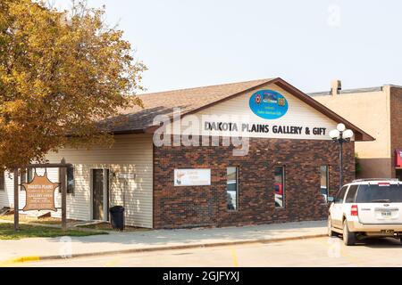 Chamberlain, SD, USA-24. AUGUST 2021: Dakota Plains Gallery & Gift Shop, mit Schild für 'Dakota Indian Foundation'. Stockfoto