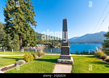 Dieser Obelisk feiert den Mut und die Opfer der Bürger von Kaslo, die im Ersten Weltkrieg starben. Es wird in Kaslo, British Columbia, Kanada, gefunden Stockfoto