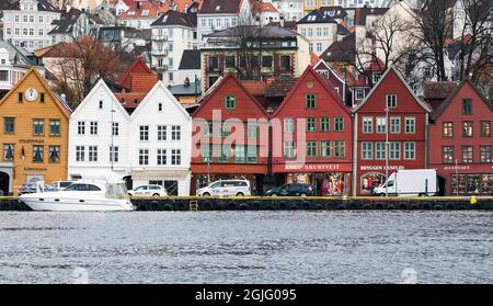 Bergen, Norwegen - 19. November 2017: Rote Holzhäuser in einer Reihe von Bergen Bryggen. Blick auf die Küste eines der beliebtesten Wahrzeichen der Altstadt von Bergen Stockfoto