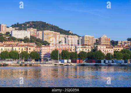 Ajacio, Frankreich - 30. Juni 2015: Hafen von Ajacio an einem sonnigen Morgen, Blick auf das Meer, Korsika Stockfoto