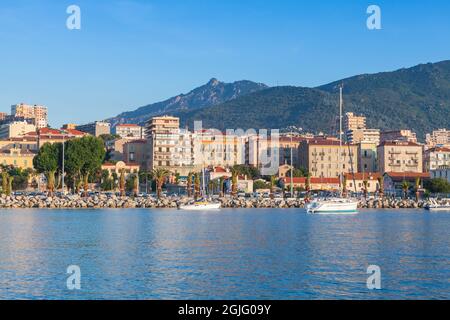 Ajaccio, Frankreich - 30. Juni 2015: Hafen von Ajaccio an einem sonnigen Morgen, Blick auf das Meer, Insel Korsika Stockfoto