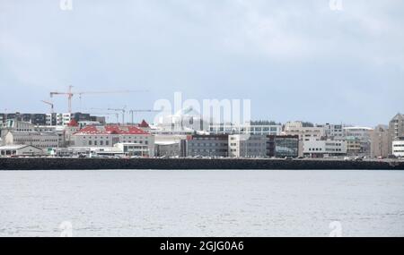 Reykjavik, Island - 4. April 2017: Küstenstadtbild mit dem Perlan, einem prominenten Wahrzeichen der isländischen Hauptstadt Reykjavik Stockfoto