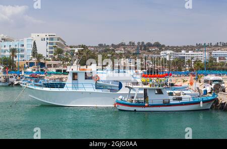 Ayia Napa, Zypern - 12. Juni 2018: Fischerboote liegen im Hafen von Agia Napa Stockfoto