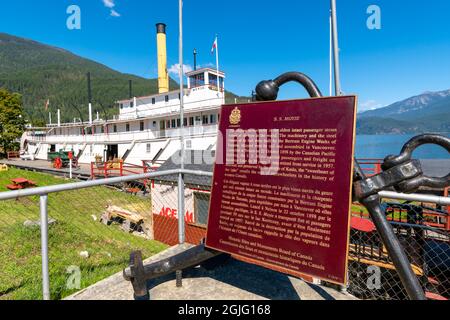 Das Sternwheeler Paddelradboot SS Moyie, jetzt eine Touristenattraktion am Ufer des Kootenay Lake im Sommer mit dem Hinweisschild Stockfoto