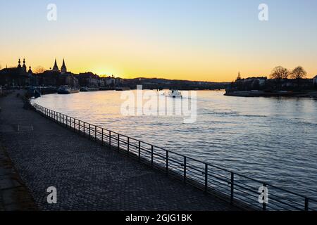 Sonnenuntergang über dem rhein in Koblenz, Deutschland. Stockfoto