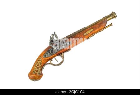 Modell einer alten Pulverpistole mit Bronze-Inlay. Isoliert auf weißem Hintergrund. Speicherplatz kopieren. Stockfoto