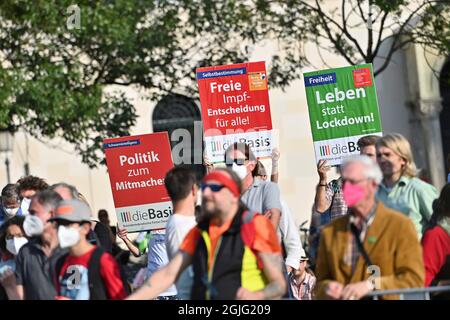 München, Deutschland. September 2021. Protestierende von dieBasis (Basic Democratic Party of Germany) halten Zeichen, Banner, Banner in der Luft gegen die Corona-Politik. Wahlveranstaltung mit der Kanzlerin Annalena Baerbock (Buendnis 90/die Grünen) am 09.09.2021 in München. Kredit: dpa/Alamy Live Nachrichten Stockfoto