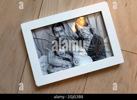 Vierköpfige Familie in gebrochenem Rahmen Stockfoto