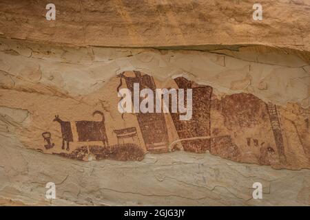 Nahaufnahme der Petroglyphen auf dem Temple Mountain Wash Pictograph Panel in Utah. Stockfoto