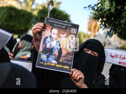 Gaza, Palästina. September 2021. Palästinensische Demonstranten halten Plakate während einer Solidaritätsdemonstration mit den sechs palästinensischen Gefangenen, die aus dem israelischen Gefängnis in Gilboa geflohen sind, und zur Unterstützung von mehr als tausend Gefangenen in israelischen Gefängnissen und ihren Familien in Gaza. (Foto von Yousef Masoud/SOPA Images/Sipa USA) Quelle: SIPA USA/Alamy Live News Stockfoto