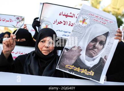 Gaza, Palästina. September 2021. Palästinensische Demonstranten halten Plakate während einer Solidaritätsdemonstration mit den palästinensischen Gefangenen, die aus dem israelischen Gefängnis in Gilboa geflohen sind, und zur Unterstützung von mehr als tausend Gefangenen in israelischen Gefängnissen und ihren Familien in Gaza. (Foto von Yousef Masoud/SOPA Images/Sipa USA) Quelle: SIPA USA/Alamy Live News Stockfoto