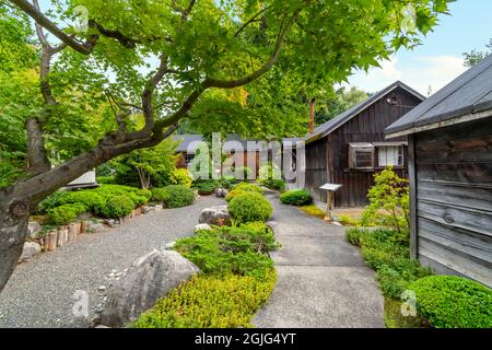 Innengelände, Häuser und Garten im Nikkei Internment Memorial Center, das den im Zweiten Weltkrieg inhaftierten Japanern gewidmet ist Stockfoto