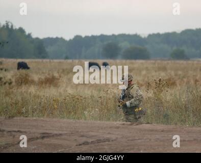 britischer Armeesoldat bei einer Militärübung auf der Salisbury Plain UK Stockfoto