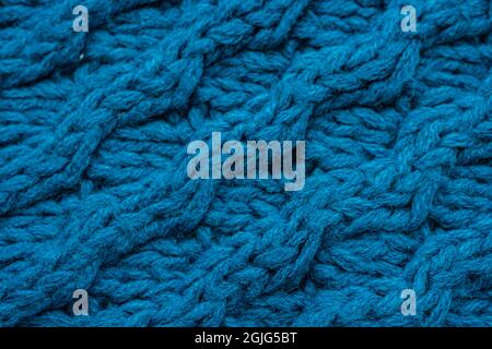 Blauer Hintergrund mit großem Strickgarn-Muster. Stockfoto