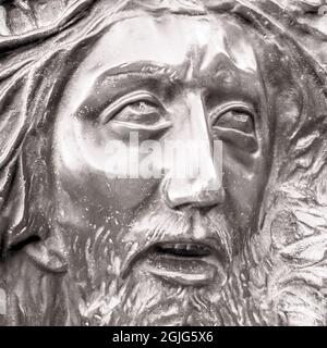 BAS-Linderung Jesu mit Dornen bekrönt. Hochreliefgesicht von Jesus Christus mit Dornenkrone. Stockfoto