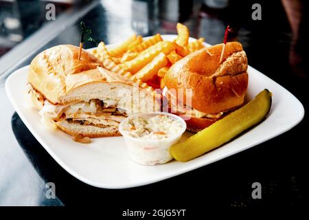 Gegrilltes Hähnchen Philly Cheesesteak mit geschmolzenen Käsepilzen und Pommes frites Stockfoto
