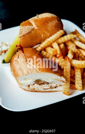 Gegrilltes Hähnchen Philly Cheesesteak mit geschmolzenen Käsepilzen und Pommes frites Stockfoto