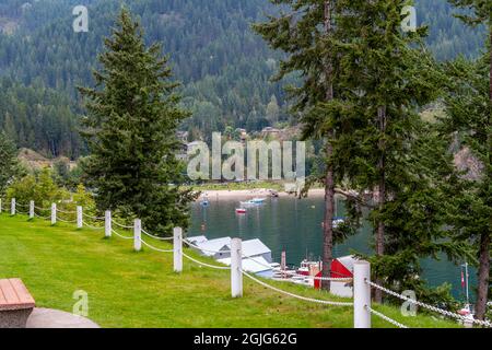 Festival und Partygänger am Strand und Park in Kaslo Bay, British Columbia, Kanada, in der Nähe der Werft in dem kleinen ländlichen Dorf Kaslo in der Dämmerung Stockfoto