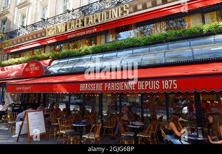 Paris, France-September 02 , 2021 : Le Grand Cafe Capucines ist die legendäre und berühmte Brasserie auf den Grands Boulevards. Aufschrift in französischer Sprache auf Schild: Stockfoto