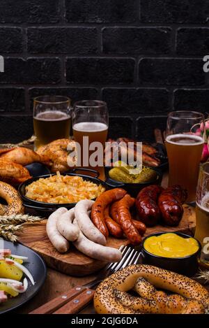 Oktoberfestgerichte mit Bier, Brezel und Wurst Stockfoto