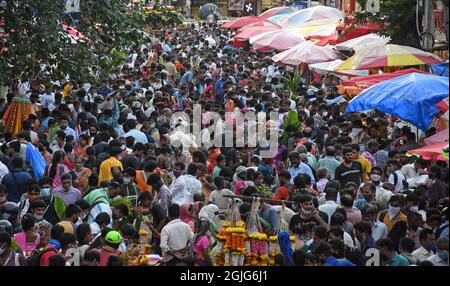 Mumbai, Indien. September 2021. Am Vorabend des Ganesh Chaturti-Festivals werden Menschen auf dem Dadar-Markt einkaufen gesehen, ohne während der Coronavirus-Pandemie soziale Distanz zu wahren. Kredit: SOPA Images Limited/Alamy Live Nachrichten Stockfoto