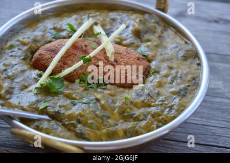 Der vegetarische Palak Kofta wurde im indischen Restaurant Delhi in der Marienfelder Allee in Marienfelde, Berlin, am 8. August 2021 serviert. Stockfoto
