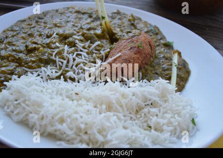 Der vegetarische Palak Kofta wurde im indischen Restaurant Delhi in der Marienfelder Allee in Marienfelde, Berlin, am 8. August 2021 serviert. Stockfoto