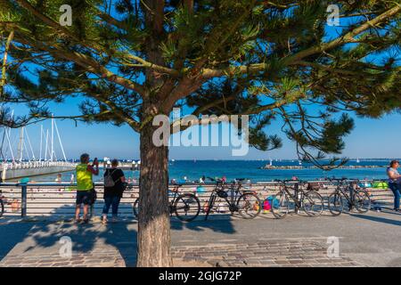 Sandstrand in Kiel-Schilksee an der Ostsee, Sonnenbaden und Schwimmen, Kiel-Schilksee, Kiel, Schleswig-Holstein, Ostsee, Norddeutschland Stockfoto