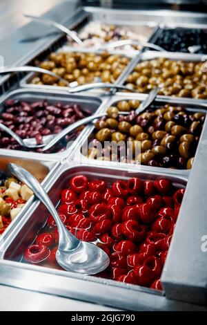 Nahaufnahme von frischen italienischen Olive Bar rote scharfe Kirsche Paprika Selbstbedienung Stockfoto