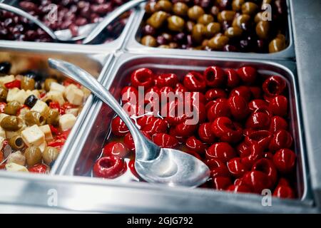 Nahaufnahme von frischen italienischen Olive Bar rote scharfe Kirsche Paprika Selbstbedienung Stockfoto