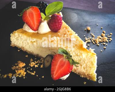 Nahaufnahme eines Stückes Kuchen mit Beeren Stockfoto