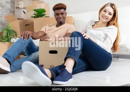 Glückliches Paar zieht in ein neues Zuhause Stockfoto