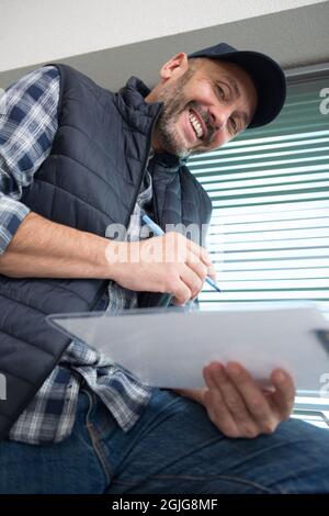 Low-Angle-Ansicht eines freundlichen, reifen Handwerkers Stockfoto