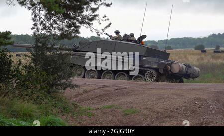 Nahaufnahme eines Kampfpanzers der British Army Challenger 2 FV4034 in Aktion bei einer militärischen Übung, Salisbury Plain UK Stockfoto