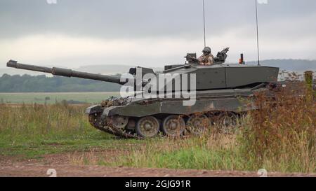 Nahaufnahme eines Kampfpanzers der British Army Challenger 2 FV4034 in Aktion bei einer militärischen Übung, Salisbury Plain UK Stockfoto