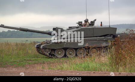 Nahaufnahme eines Kampfpanzers der British Army Challenger 2 FV4034 in Aktion bei einer militärischen Übung, Salisbury Plain UK Stockfoto