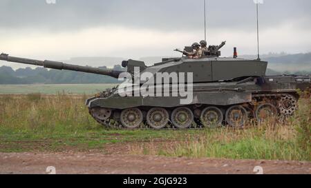 Nahaufnahme eines Kampfpanzers der British Army Challenger 2 FV4034 in Aktion bei einer militärischen Übung, Salisbury Plain UK Stockfoto