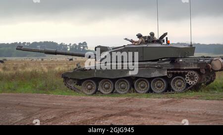 Nahaufnahme eines Kampfpanzers der British Army Challenger 2 FV4034 in Aktion bei einer militärischen Übung, Salisbury Plain UK Stockfoto