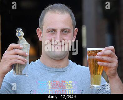 EIN PINT LAGER UND ENTE BITTE. PUB-STAMMGAST JACK TRAVIS MIT EINEM PINT GROSSEN ENTCHEN IM SCHWEIZER COTTAGE PUB, SHOREHAM, WEST SUSSEX. PIC MIKE WALKER, 2009 Stockfoto