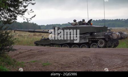 Nahaufnahme eines Kampfpanzers der British Army Challenger 2 FV4034 in Aktion bei einer militärischen Übung, Salisbury Plain UK Stockfoto