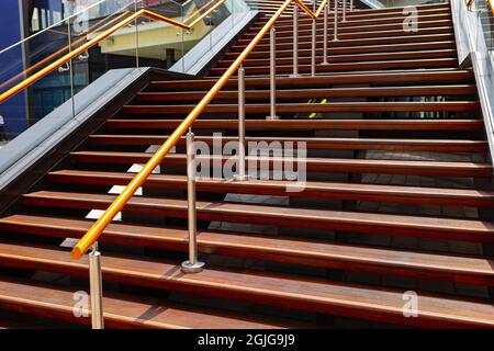 Moderne Stadtgebäude Treppe führt nach oben, niemand Stockfoto