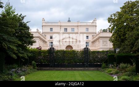 Blick auf die Nash-Terrassen mit Blick auf den Regent's Park im Zentrum von London, fotografiert an einem klaren Frühlingstag aus dem Garten der St. John's Lodge. Stockfoto