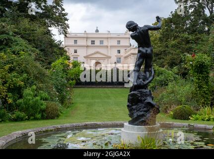 Blick auf die Nash-Terrassen mit Blick auf den Regent's Park im Zentrum von London, fotografiert an einem klaren Frühlingstag aus dem Garten der St. John's Lodge. Stockfoto